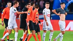 Les joueurs d'Angers avec l'arbitre, à Paris le 15 octobre 2021