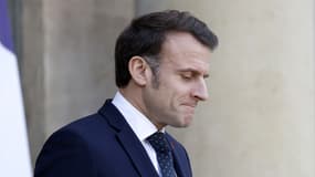 Le président français Emmanuel Macron attend le président roumain par intérim pour des entretiens à l'Elysée, le 19 février 2025.