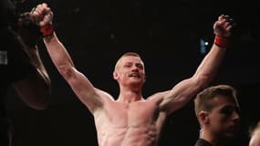 Kevin Jousset célèbre sa victoire sur Kiefer Crosbie à l'UFC 293 en novembre 2023
