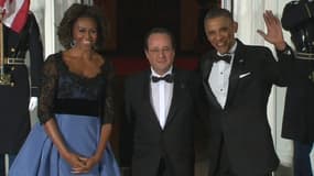 François Hollande entre Michelle et Barack Obama, mardi soir à la Maison-Blanche.