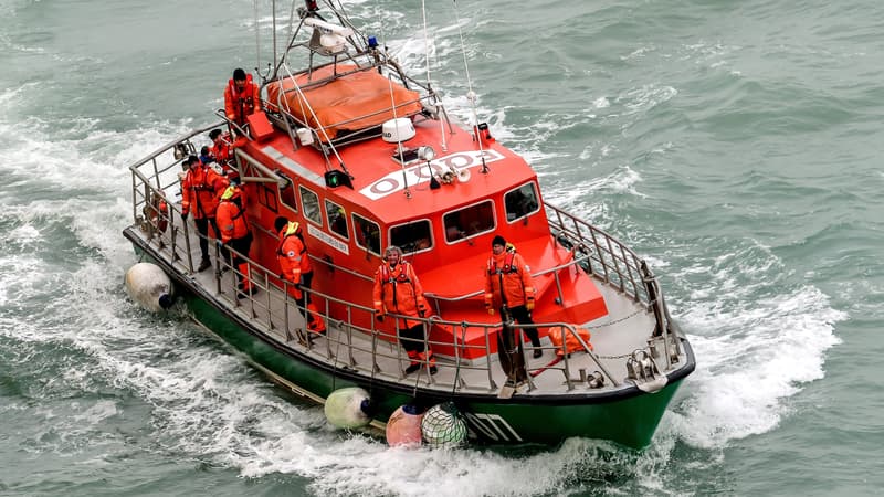 Un bateau de sauveteurs en mer