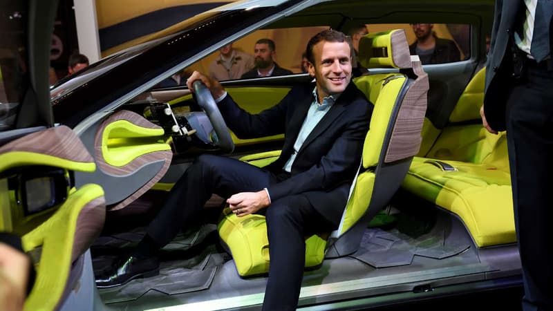 Alors patron d'En Marche, Emmanuel Macron au Mondial de l'Automobile en 2016. Désormais Président de la République, il recevra le 1er octobre au soir les dirigeants du secteur auto pour un diner à l'Elysée à la veille du Mondial 2018.