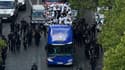 Le bus des Bleus lors de la descente des Champs-Elysées après la victoire à la Coupe du monde. Alexandre Benalla est à Côté du chauffeur et la Coupe encore dans les mains de Varane. 