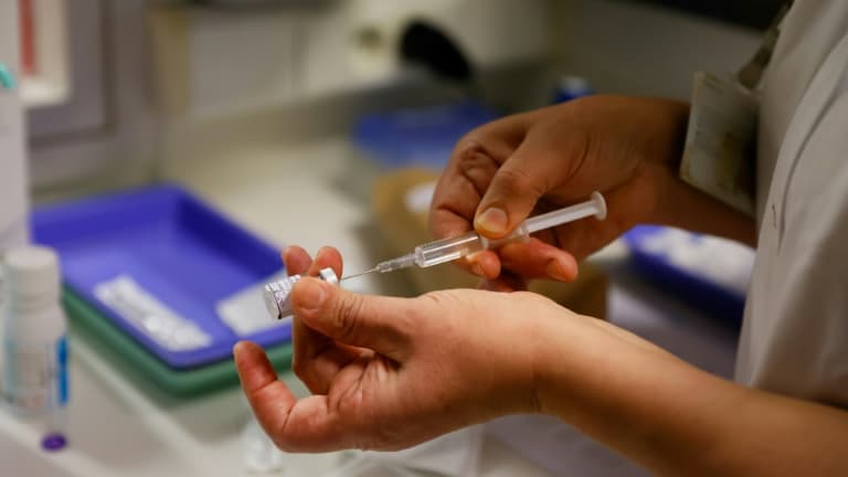Une dose du vaccin de Pfizer-BioNTech contre le Covid-19 est préparée à l'hôpital de Sevran le 27 décembre