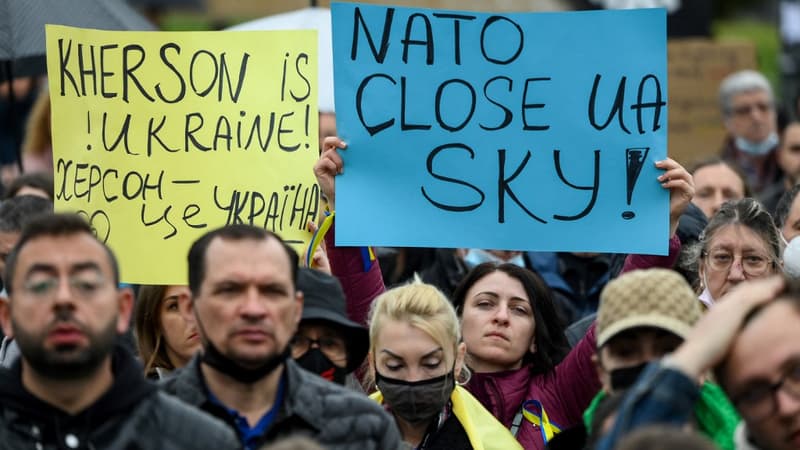 Des manifestants tenant des pancartes "Kherson est en Ukraine!" ou "L'Otan doit fermer le ciel de l'Ukraine" le 6 mars 2022 à Kherson.