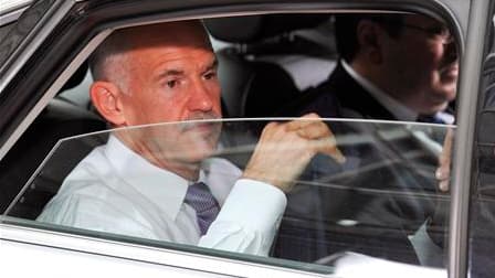 Le Premier ministre grec George Papandreou, à son arrivée au sommet européen de Bruxelles. La possibilité d'un défaut partiel de la Grèce, déclenché par un rachat ou un échange de titres de dette, est au coeur des discussions entre dirigeants de la zone e