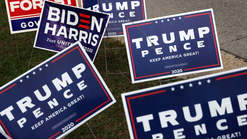 Des pancartes de campagne pour Joe Biden et Donald Trump avant la présidentielle américaine du 3 novembre 2020