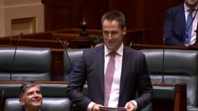 Le député australien Nathan Lambert après avoir demandé sa femme en mariage à l'Assemblée législative de l'État du Victoria, le 7 mars 2022.