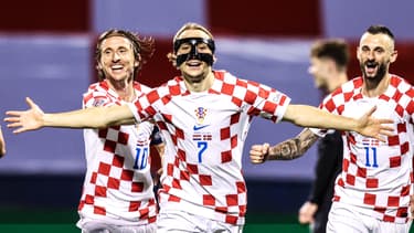 Le Croate Lovro Majer, félicité par Modric, après son but face au Danemark