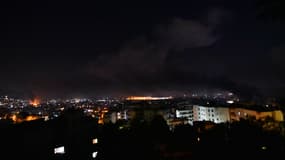 De la fumée s'échappe du site d'une frappe aérienne israélienne qui a ciblé un quartier de la banlieue sud de Beyrouth, le 28 septembre 2024. 