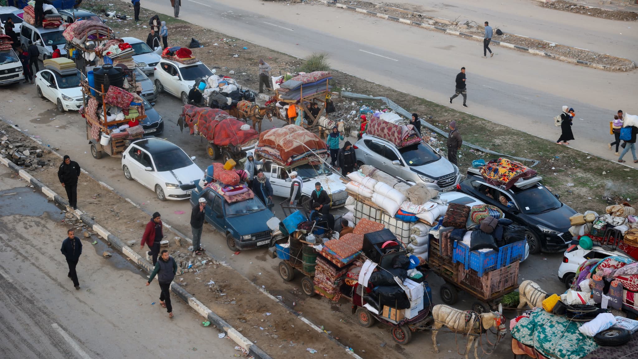Des Palestiniens font la queue le long de la route de Salah al-Din à Nuseirat 