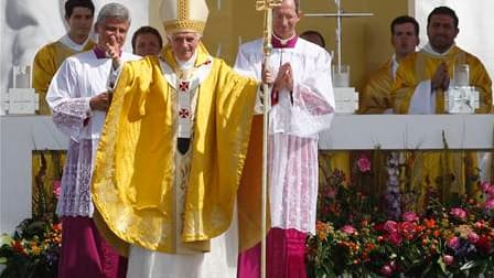 Benoît XVI a appelé dimanche les jeunes catholiques réunis lors des JMJ à Madrid à diffuser la parole de l'Evangile auprès de ceux qui cherchent des valeurs autres que celles de la société contemporaine. /Photo prise le 21 août 2011/REUTERS/Susana Vera