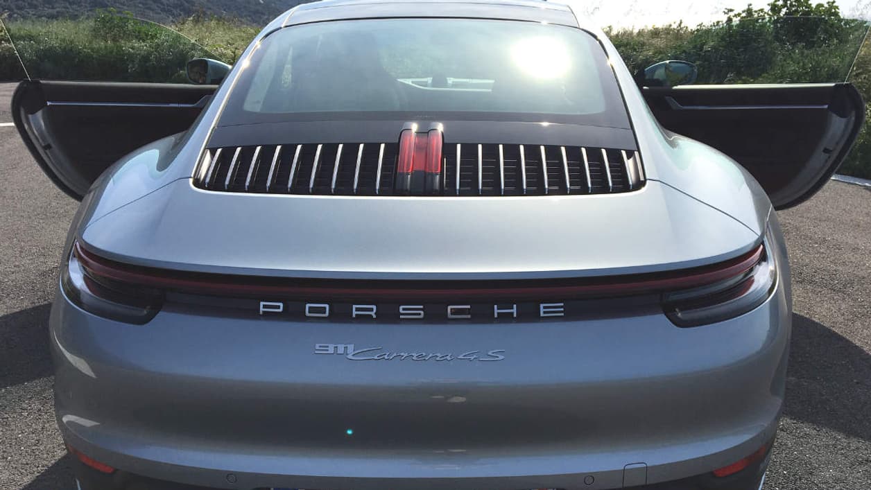 Porsche a beaucoup travaillé le storytelling sur la 911. A l'arrière, par exemple, les ingénieurs auraient installé 9 barrettes de chrome de chaque côté du feu stop central. Ainsi, 9 barrettes plus deux feux rouges, cela donne '911'.