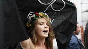 La cofondatrice du mouvement et ex-activiste Femen Oksana Chatchko, lors d'une manifestation à Paris le 18 septembre 2012