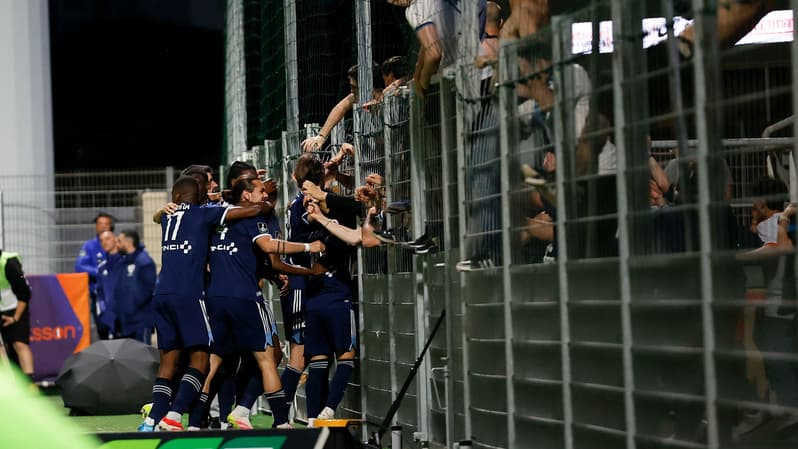 Les joueurs du Paris FC célèbrent avec leurs supporters, avant-dernière journée de Ligue 2, 2 mai 2025