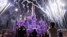 Des feux d'artifice tirés au Shanghai Disneyland en juin 2017, un an après son ouverture