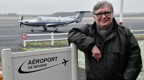 Le directeur de l’hôpital Pierre Beregovoy de Nevers, Jean-François Segovia, se tient à l’aéroport de Nevers à l’arrivée de huit médecins de Dijon qui vont pallier la pénurie de personnel médical à l’hôpital, à Marzy, dans le centre de la France, le 26 janvier 2023. (Photo d'illustration)