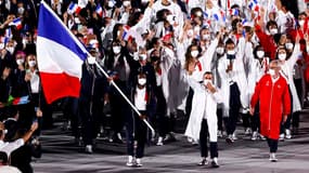 Clarisse Agbégnénou portant le drapeau français aux JO 2021