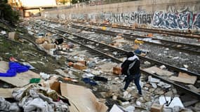 Des cartons volés dans des wagons de marchandises et laissés sur une voie ferrée de Los Angeles, le 14 janvier 2022 en Californie