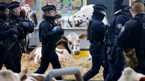 Des policiers durant le Salon de l'agriculture en 2024.