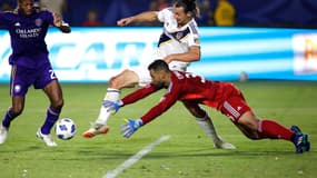 Zlatan Ibrahimovic se bat pour le contrôle du ballon