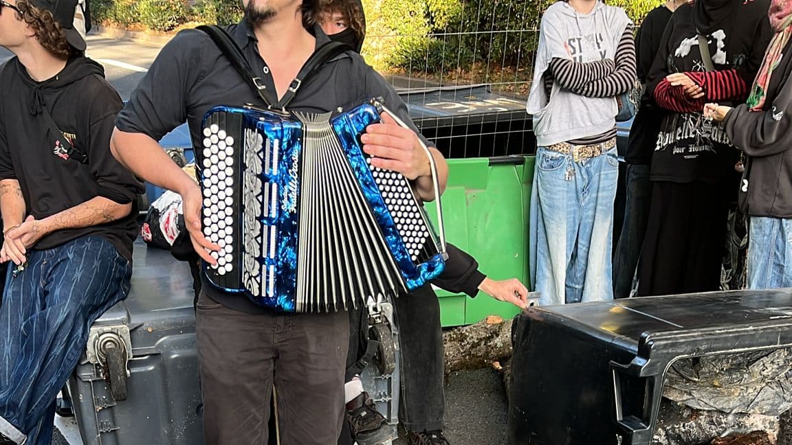 Un accordéoniste sur un point de blocage à Toulouse Un accordéoniste sur un point de blocage à Toulouse