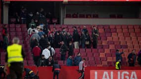 Les supporters de Grenade quittant le stade après l'arrêt du match, le 10 décembre 2023