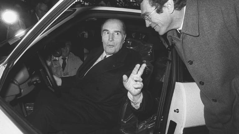 Le président de la République François Mitterrand est installé au volant de la 500.000ème "205" dans les usines Peugeot à Mulhouse, sous le regard amusé du ministre de l'Intérieur Pierre Joxe, lors d'un voyage officiel en Alsace, le 22 novembre 1984 Le président de la République François Mitterrand est installé au volant de la 500.000ème "205" dans les usines Peugeot à Mulhouse, sous le regard amusé du ministre de l'Intérieur Pierre Joxe, lors d'un voyage officiel en Alsace, le 22 novembre 1984