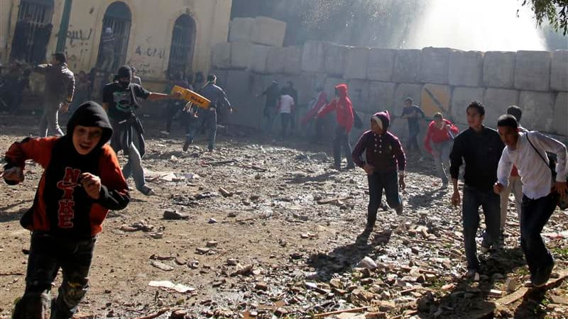 Les affrontements entre militaires et manifestants se poursuivaient dimanche sur la place Tahrir du Caire. Ces incidents, dont l'origine fait l'objet d'hypothèses diverses, ont fait 10 morts et des centaines de blessés depuis vendredi. /Photo prise le 18