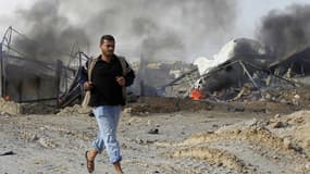 Un palestinien devant les décombres de maisons détruites par un raid israëlien, dans la bande de Gaza