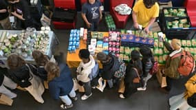 Des étudiants patientent pour une distribution d'aide alimentaire organisée par le syndicat étudiant "Union Pirate" le 25 septembre 2024 à Rennes