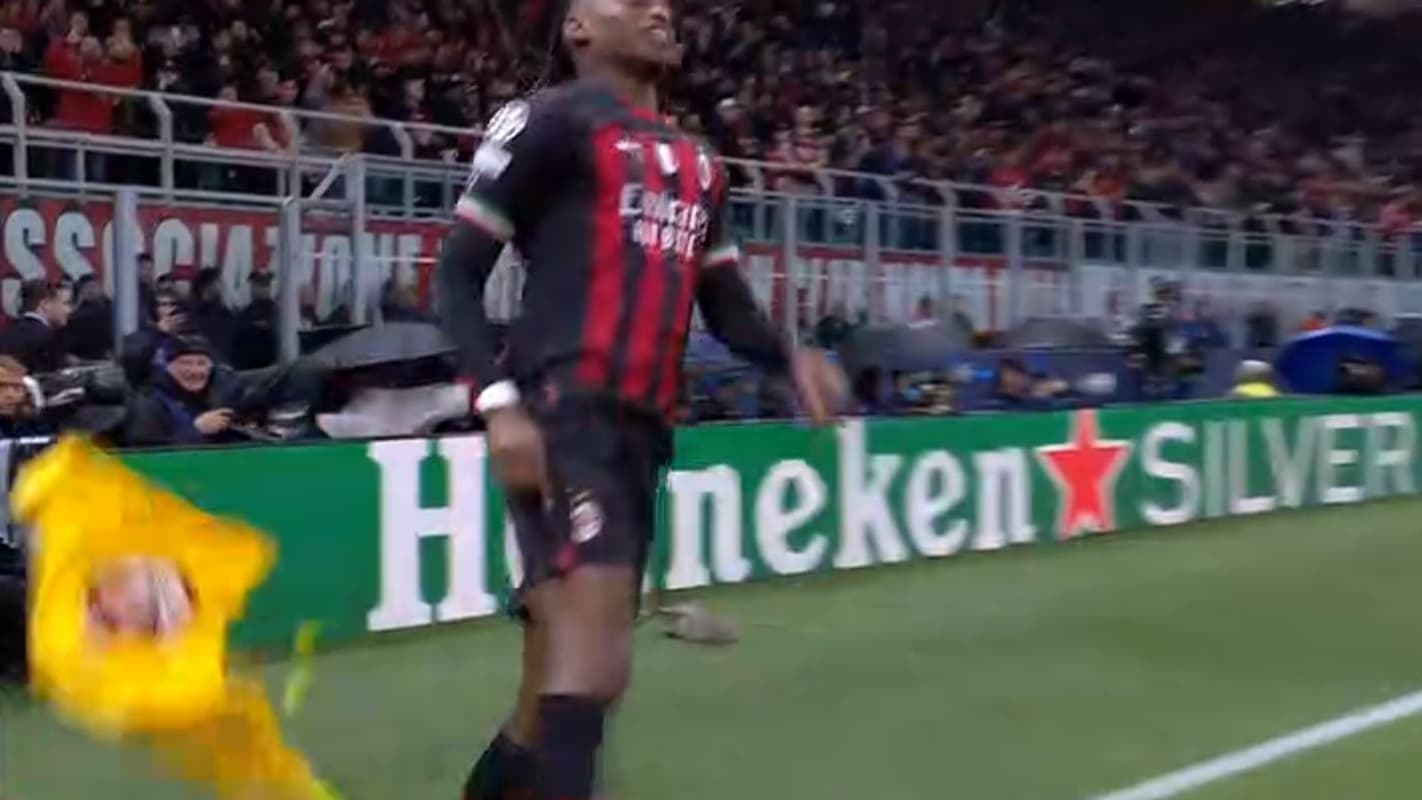 Rafael Leao donne un coup de pied dans le poteau de corner après une occasion manquée face à Naples (1-0)