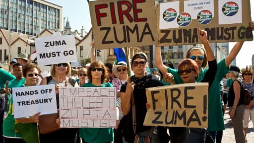 Une photo du 4 avril 2017 montrant des manifestants qui réclament le départ de Jacob Zuma, A Port Elisabeth, en Afrique du Sud.