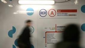 Un panneau indiquant la branche Est de la ligne du RER A à Châtelet-les-Halles (Paris).