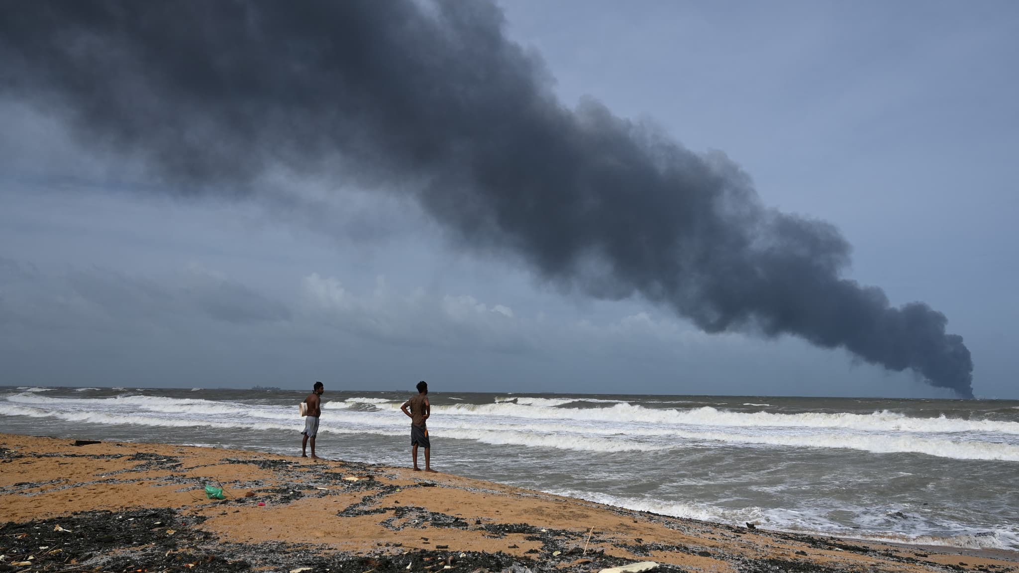 Vue du porte-conteneurs en feu depuis une plage du Sri Lanka 