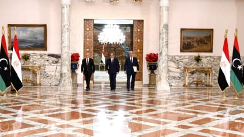 Lé président égyptien Abdel Fattah al-Sissi, entouré du maréchal Khalifa Haftar (droite) et du président du Parlement élu, basé en Cyrénaïque, Aguila Saleh (gauche), au Caire, le 6 juin 2020