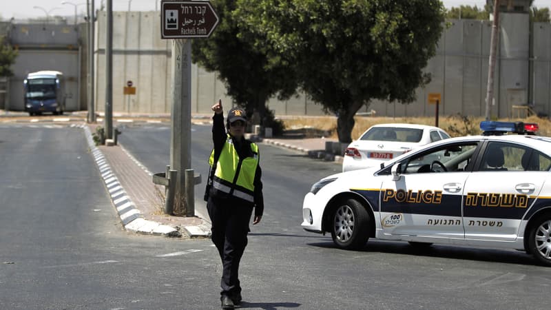 Une policière israélienne à un checkpoint entre Jérusalem et la Cisjordanie après l'attaque au couteau d'une Palestinienne sur une femme soldat israélienne le 29 juin 2015.