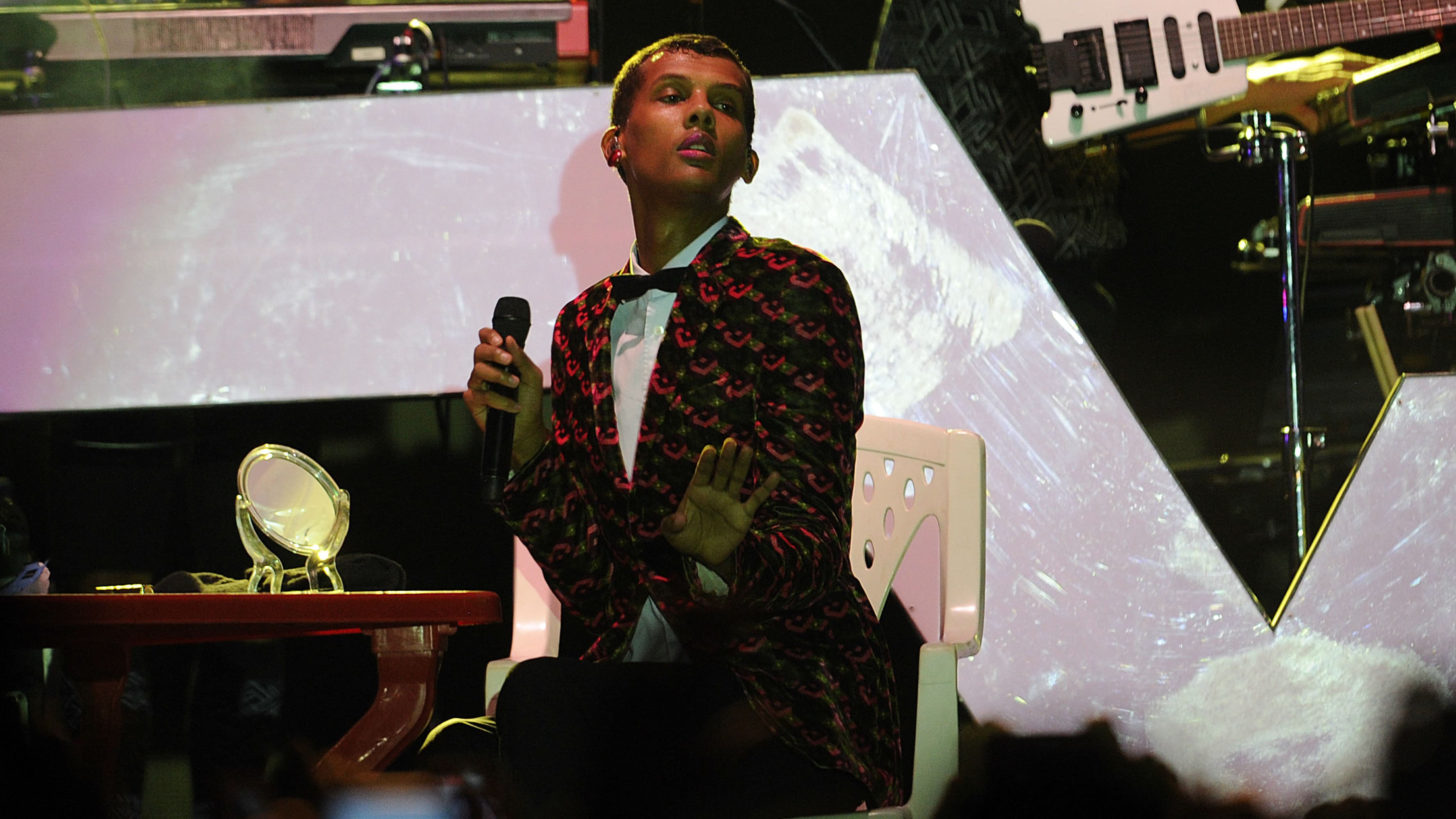 Stromae, très ému en rendant hommage