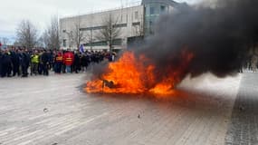 Un feu allumé devant l'université de Rouen, le 28 mars 2023