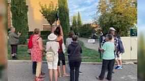 Une dizaine de soutiens, membres du collectif "Elzeard Lure en résistance", sont actuellement présents devant la gendarmerie de Forcalquier ce mercredi 4 octobre 2023