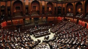 Le députés italiens ont largement approuvé vendredi le plan d'austérité de 33 milliards d'euros sur lequel le gouvernement de Mario Monti avait sollicité un vote de confiance. Il doit à présent être soumis au Sénat. /Photo prise le 18 novembre 2011/REUTER
