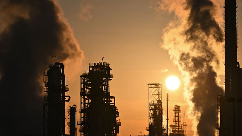 "Probable que les prix dépassent les pics de 2008 et 2022": Goldman Sachs anticipe un baril de pétrole à 150 dollars si le trafic ne reprend pas à Ormuz d'ici la fin du mois