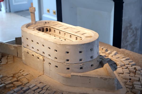 Un modèle réduit du fort Boyard réalisé pour l'exposition universelle de 1867 comportant l'espace d'abordage et le brise-lame, exposé au musée de la Marine à Rochefort-en-Terre (Charente-Maritime) et pris en photo le 23 mars 2015.