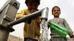 Dans une rue de Kaboul. Après des décennies de guerre qui ont mis à mal les infrastructures du pays, l'approvisionnement en eau de l'Afghanistan représente l'un des enjeux de sécurité majeurs des années à venir, préviennent des responsables afghans et étr