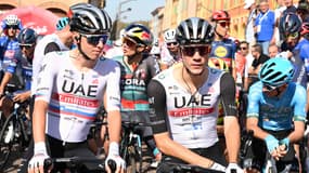 Tadej Pogacar (à gauche) et Juan Ayuso au départ du Tour d'Emilie , le 30 septembre 2023
