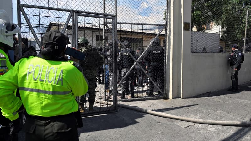 Des policiers équatoriens devant un centre pénitencier de Quito, la capitale du pays, le 31 août 2023