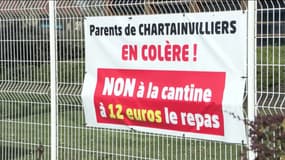 Une banderole déployée devant une école contre la hausse soudaine du tarif de la cantine à Chartainvilliers, en Eure-et-Loir