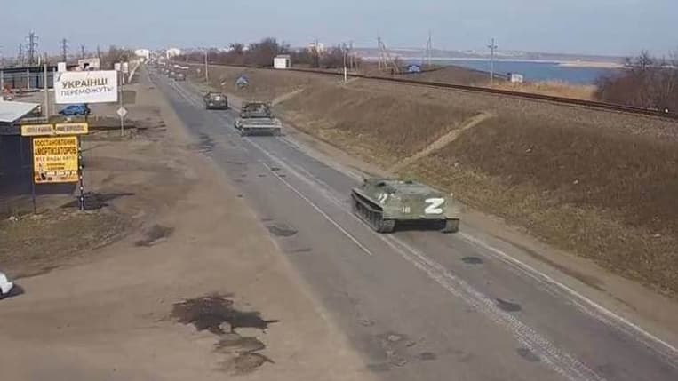 Des blindés russes lors de l'invasion de l'Ukraine le 24 février filmés depuis une caméra de vidéo surveillance. La lettre Z est bien visible, peinte en blanc à l'arrière du véhicule