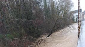La hausse du niveau de l'eau quai du Blequin à Lumbres (Pas-de-Calais) le 02/01/2024.