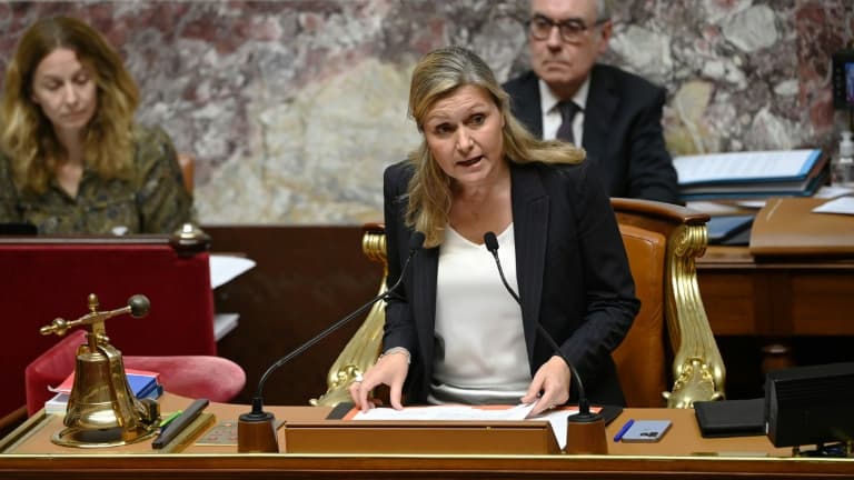 La présidente de l'Assemblée nationale Yaël Braun-Pivet s'adresse aux députés, le 4 novembre 2022 à Paris.